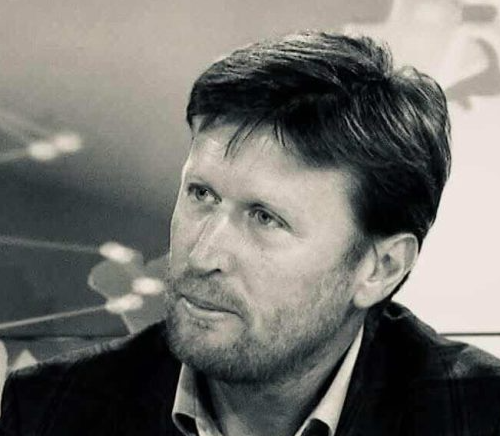 Shkëlzen Çoça: Himni i të përkulurve