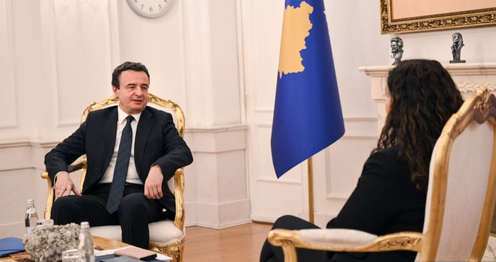 Kurti mandatohet nga presidentja, seanca për formim të qeverisë pas pak