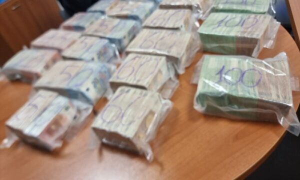 Kapen rreth 1 milion euro të padeklaruara në automjetin që po hynte në Kosovë te Merdarja, dogana jep detaje