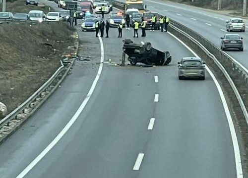 Publikohen pamje të reja nga aksidenti te “Kroi i Mbretit”, vetura e rrokullisur në mes të rrugës