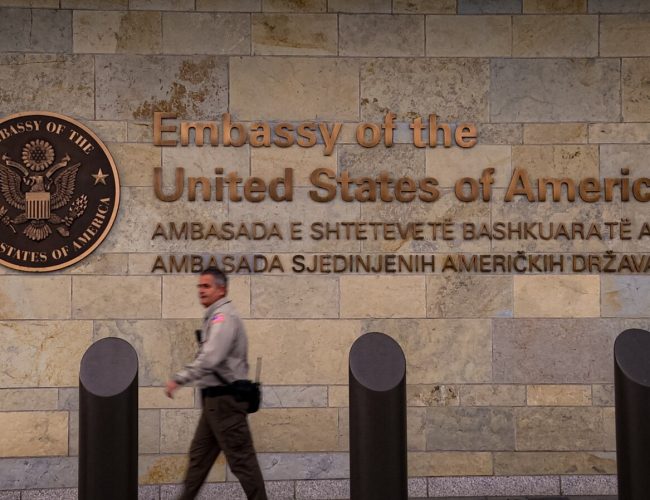 Ambasada amerikane: Mezi presim të punojmë me qeverinë e re