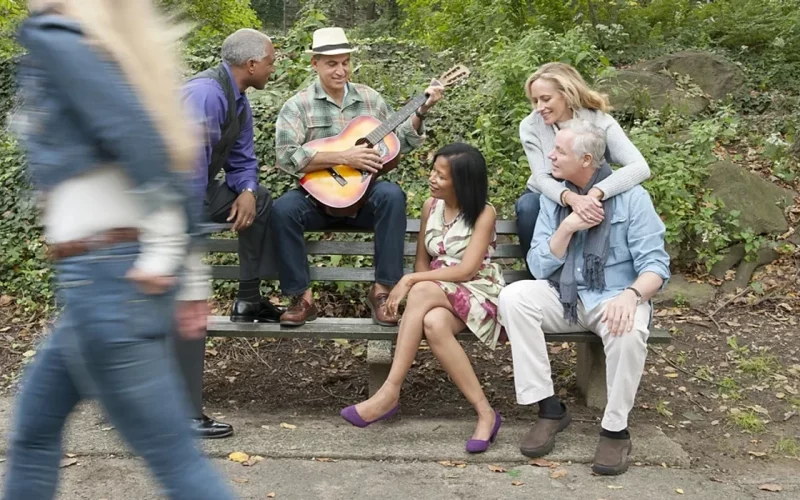 “Nuk kujtoni vetëm fjalët, por edhe emocionin”: Përfitimet e përjetshme nga muzika