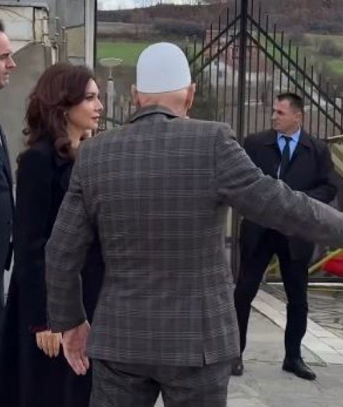 Spiropali dhe Konjufca bëjnë homazhe në Prekaz, priten në kullë nga Rifat Jashari