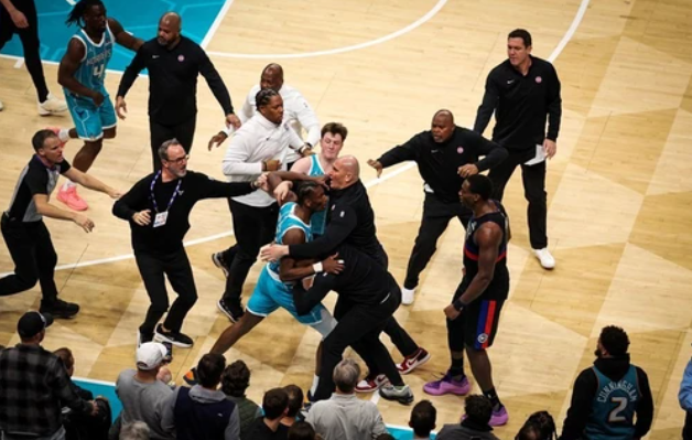 Katër lojtarë përjashtohen pas një përleshjeje të ashpër në NBA, policia hyri në fushë për të qetësuar situatën