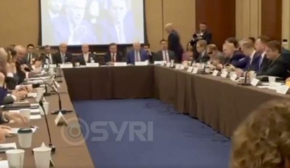 Pamjet ku Kongresmeni Self thotë se e ka “mision Kosovën në NATO”, shpërthejnë duartrokitjet, dikush bën “amin”