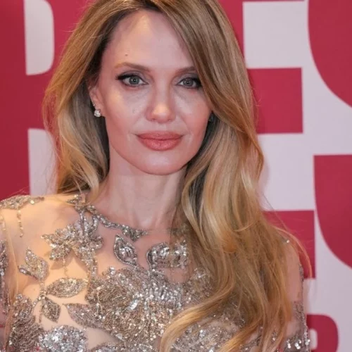 Angelina Jolie i dha goditjen finale “fustanit të zhveshur”: Eleganca që sfidon trendet