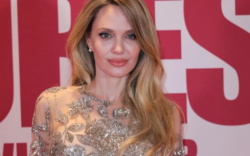 Angelina Jolie i dha goditjen finale “fustanit të zhveshur”: Eleganca që sfidon trendet