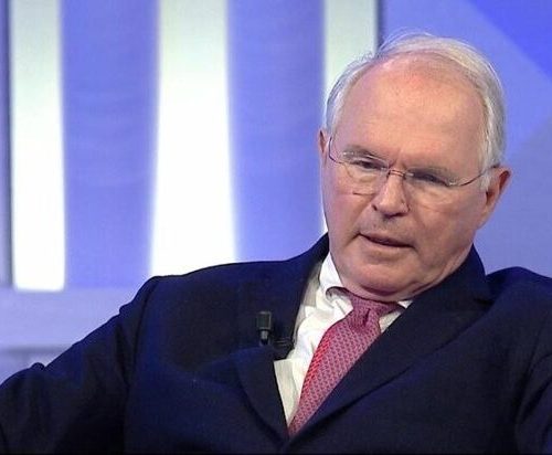 Hill flet për dëshminë në Hagë: Nuk kam njohuri për asnjë krim të kryer nga Thaçi