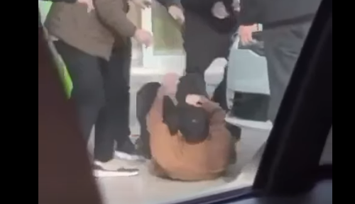 Momenti i rrahjes së gazetarit Burim Pacolli nga Mossi dhe dy të tjerët