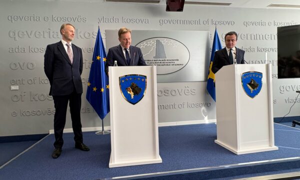 12 muaj shtesë, BE mirëpret gatishmërinë e Kurtit për t’ua lehtësuar serbëve qasjen në proceset administrative të Kosovës