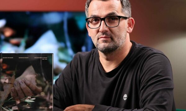 Shkëlzen Gashi dhe Kushtrim Koliqi kërkojnë falje për ekspozitën me pasaktësi për masakrat: S’kemi pasur synim ta lëndojmë askënd