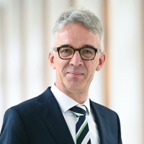 Ambasadori gjerman përgëzon Kosovën për zbatimin e ligjeve për të huajt dhe automjetet