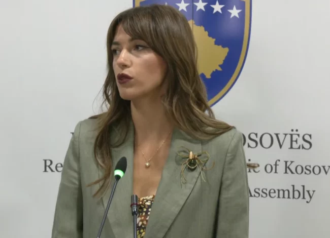 “Bllokadat nuk prodhojnë të mira”, kryeparlamentarja thirrje partive politike