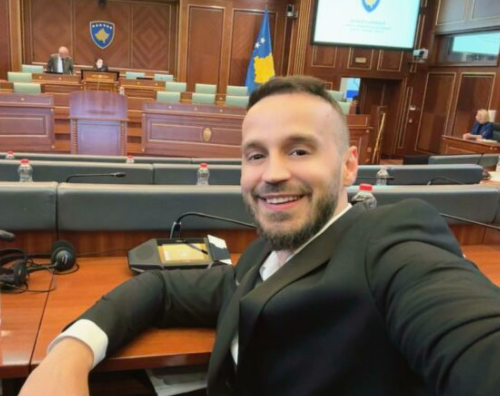 Skandaloze: Deputeti Fatos Geci shpreson në dënim me burgim të përjetshëm për Hashim Thaçin