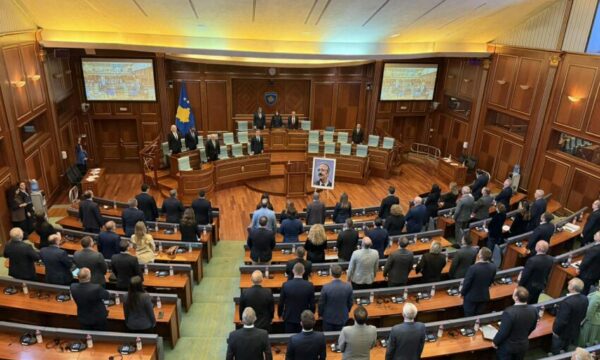 Kuvendi mblidhet në seancë solemne për kongresmenin Eliot Engel, mban një minutë heshtje