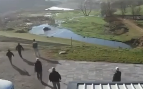 Akt heroik: Gjilanasi shpëton gruan që ra me veturë në liqenin e Livoqit