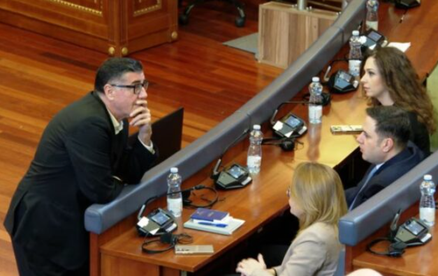 Haziri thotë se raportimet për ndërrim pozicionesh janë të pavërteta: Po negociojmë për presidentin