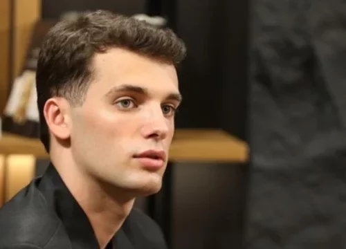 “Je ëndrra e çdo vajze”, media greke shkruan për politikanin shqiptar nga RMV: Është bërë viral për pamjen e tij