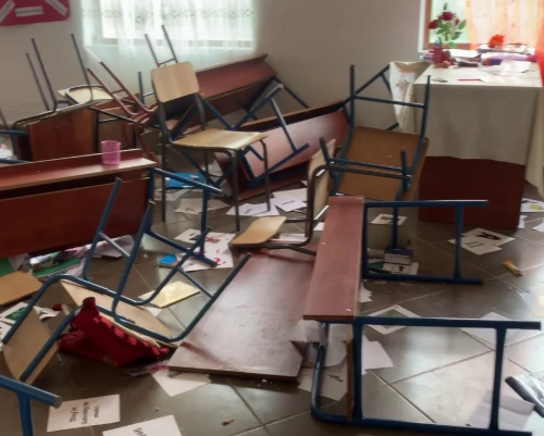 E tmerrshme në Shqipëri: Nxënësit shkatërrojnë klasën e shkollës