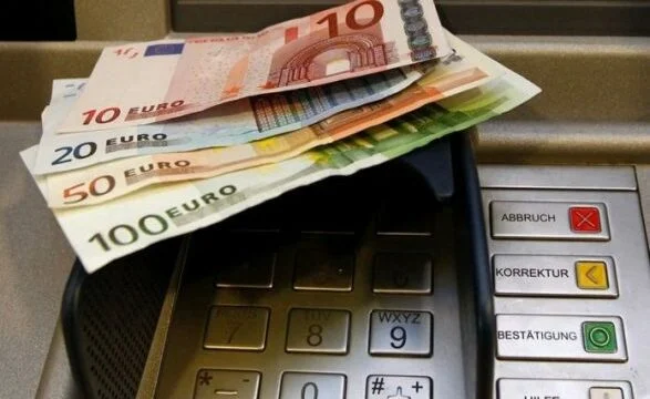 Bankat e rrisin në 5€ euro tarifën për pagesa brenda bankës