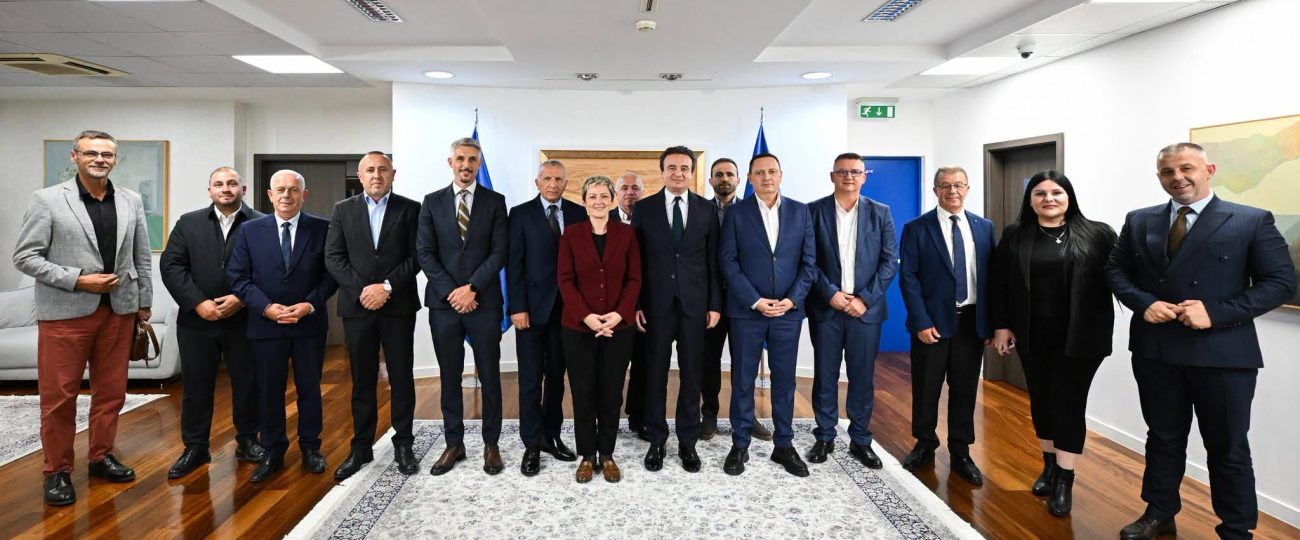 Marrëveshje në Zyrën e Kurtit: Partitë shqiptare garojnë bashkë në zgjedhjet në Serbi