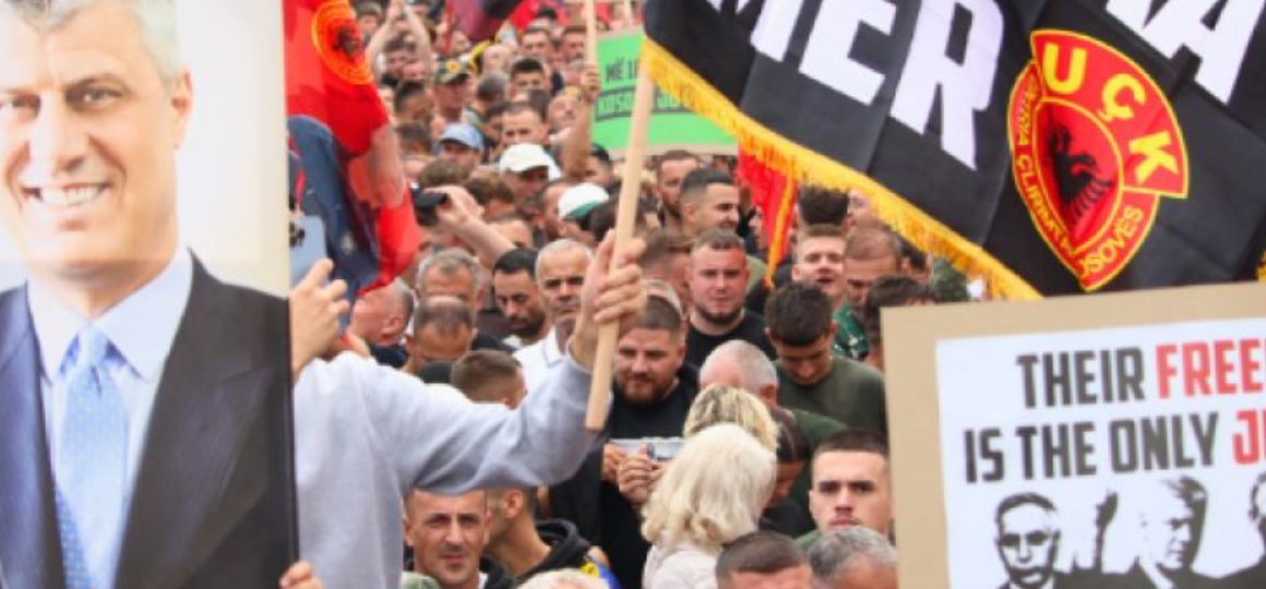 “BASHKË PËR UÇK”: Tifogrupet bëhen bashkë për të protestuar kundër vendimit të Speciales