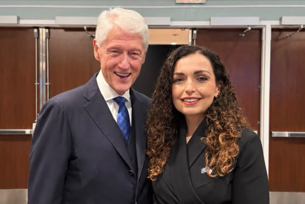 Në pritjen e organizuar nga Clinton Global Initiative, Osmani bën një fotografi me ish-presidentin Clinton