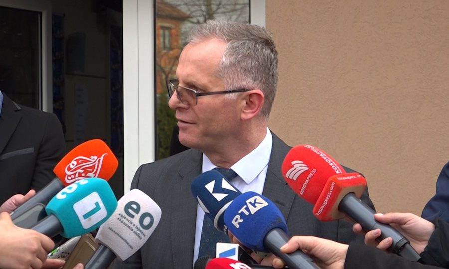 Një protestues tërheqë për xhakete Besnik Bislimin, policia mbron këtë të fundit