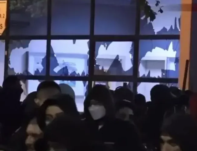 Protestuesit sulmojnë Komisariatin e Policisë, 35 të arrestuar e 14 policë të lënduar nga dhuna në Tiranë
